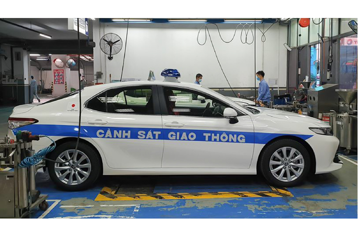 Ngoại thất Camry 2.0 LE khá giống Camry phiên bản 2.0G đang bán tại Việt Nam từ thiết kế cho đến bộ mâm 17 inch. Nội thất xe cảnh sát Camry đã được bổ sung thêm bộ đàm cùng nhiều trang bị chuyên dụng.