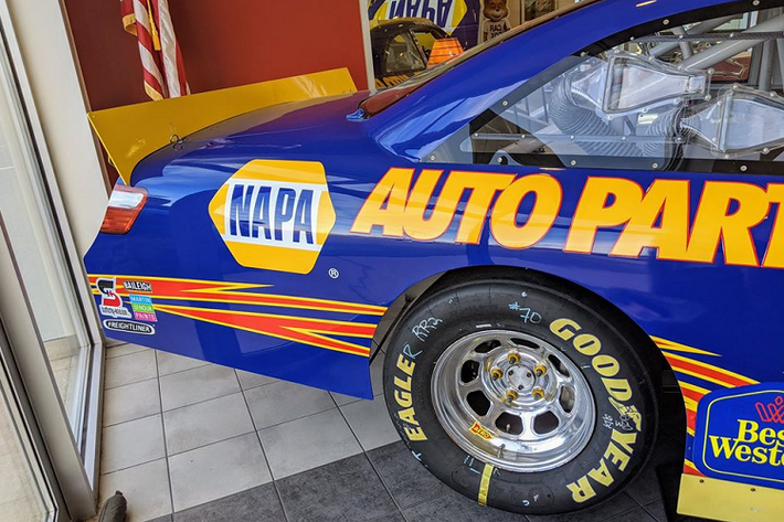 NASCAR được xem là giải đua xe thể thao danh giá nhất nước Mỹ, giải đua này được tổ chức lần đầu tiên vào năm 1984. Mỗi giải đua NASCAR có khoảng 1.500 tay đua tranh tài với 3 hạng mục là Sprint Cup, Nationwide Series và Craftsman Truck Series.