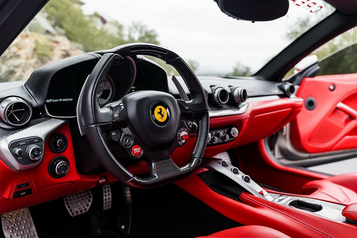 Điểm nổi bật nhất là siêu xe Ferrari F12 Berlinetta độ này có khoác lên mình một bộ widebody kit sợi carbon hoàn toàn từ Duke Dynamics.
