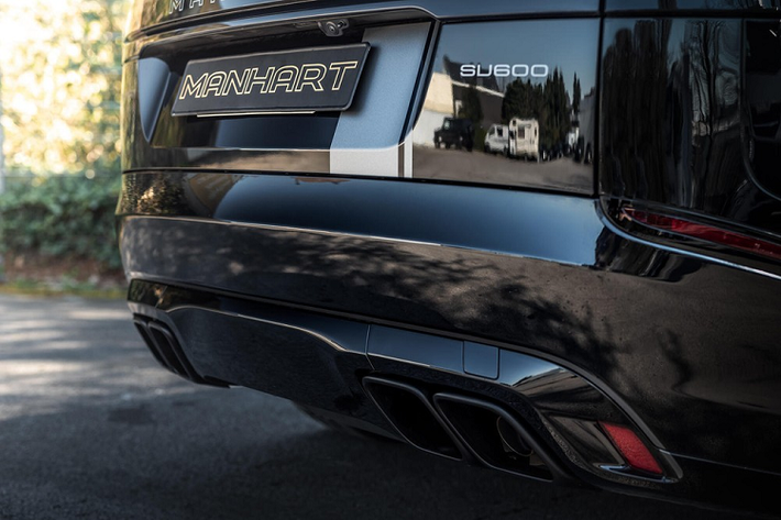Điều này khiến nó trỏ thành mẫu Range Rover Velar mạnh nhất trên thị trường, ít nhất là cho tới khi công ty độ xe Manhart “phù phép” cho nó. Phía trước của chiếc Range Rover Velar SV600 độ bởi Manhart