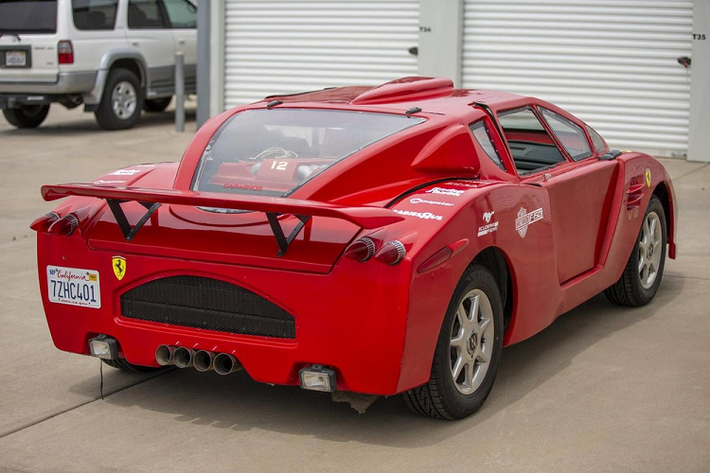 Chiếc Pontiac Fiero đời 1986 đã được tạo hình lại hoàn toàn với một bộ body kit sợi thủy tinh trông giống với Enzo nhưng tỉ lệ kích thước thì sai lệch hoàn toàn. Kể từ lúc ra đời cho tới nay, thành tựu “vinh quang” nhất của chiếc xe là đạt giải thưởng xe xấu nhất “Concours d'Lemons Worst in Show”, và từng xuất hiện trên một vài kênh YouTube. Giờ đây, nó đang được rao bán trên internet với một cái giá rẻ chỉ vài nghìn USD.