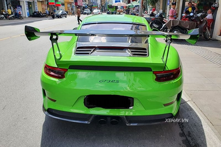 Trong khi đó, ở phía sau, Porsche 911 GT3 RS được trang bị cụm đèn hậu dạng 3 tầng Led sắc sảo, cánh gió sau cỡ lớn thể thao và hệ thống ống xả kép ở giữa.