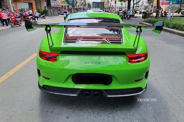 Với biệt danh "Xe đua trên đường phố", Porsche 911 GT3 RS là niềm mơ ước của bất cứ fan tốc độ nào trên toàn thế giới. Tại Việt Nam, giá xe Porsche 911 GT3 RS được phân phối chính hãng với giá hơn 17 tỷ đồng.