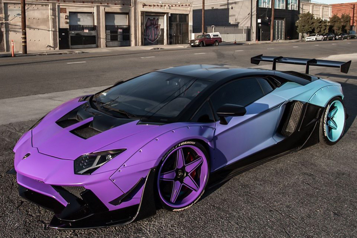Được biết, Chris Brown đã hợp tác cùng garage RDBLA nhằm thực hiện dự án độ công phu này. Để biến những ý tưởng của Chris Brown về một chiếc Huracan lấp lánh trở thành sự thật, garage RDBLA đã mất 1 tháng để lên ý tưởng và trải qua những công đoạn thử nghiệm để tạo ra lớp decal đặc biệt nói trên. Với 3 lớp decal dán chồng lên nhau, tất cả cùng kết hợp để tạo ra một vẻ ngoài độc nhất vô nhị cho siêu bò của Chris Brown.