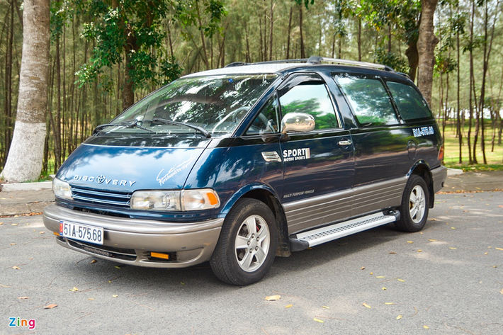 Toyota Previa đời cũ là dòng xe MPV 7 chỗ được ưa chuộng tại Việt Nam vào thập niên 90, mẫu xe này có biệt danh là "đĩa bay" nhờ kiểu dáng tròn trĩnh. Chiếc Previa trong bài đã được chủ nhân độ thành nhà di động (mobihome), xu hướng này đang dần phổ biến tại Việt Nam.