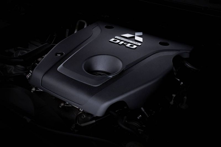 Bên cạnh những thay đổi rõ nét về khâu thiết kế nội, ngoại thất - mẫu xe SUV Mitsubishi Pajero Sport 2020 còn ẩn chứa rất nhiều nâng cấp mới về mặt trang bị tiện nghi và công nghệ. Trong đó, bao gồm cả việc phiên bản này sẽ loại bỏ động cơ xăng V6 trên thế hệ tiền nhiệm.