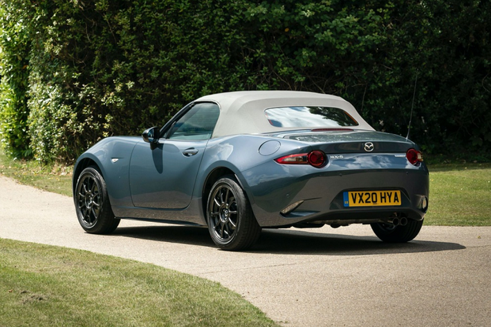 Mazda MX-5 R-Sport mới được sản xuất dựa trên mẫu Mazda MX-5 Sport 1.5L, phiên bản này mang trên mình những nét độc đáo trải dài từ bên ngoài đến bên trong. Điểm nhận biết MX-5 R-Sport là màu sơn ngoại thất màu xám đậm Polymet Grey, mui xe mềm màu xám...