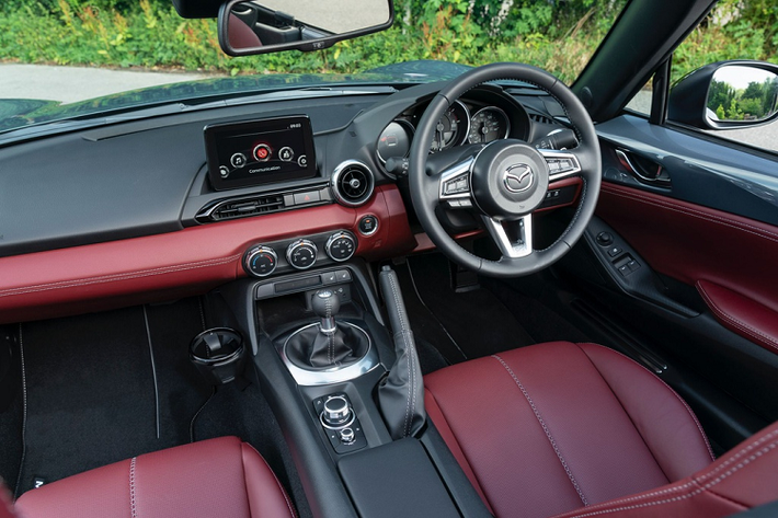Bước vào bên trong, MX-5 R-Sport gây ấn tượng nhờ bộ ghế da Nappa màu đỏ tía với những đường chỉ khâu màu bạc. Các trang bị khác bên trong đều giống với bản MX-5 Sport 1.5L tiêu chuẩn.