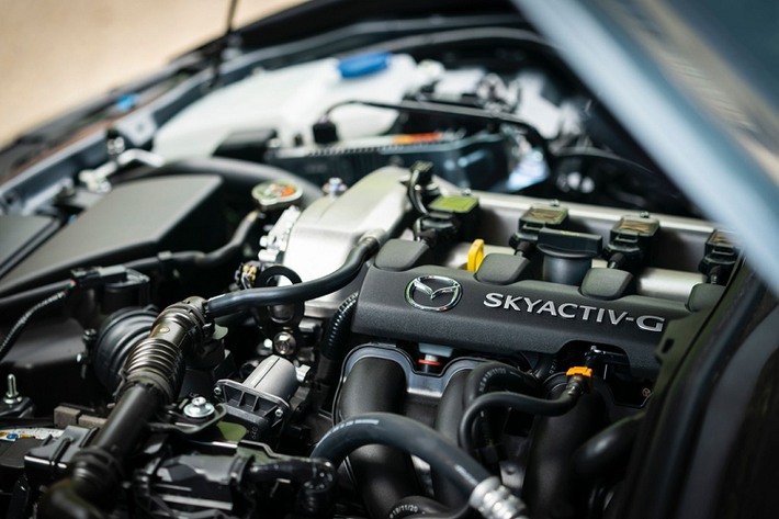 Trái tim của Mazda MX-5 R-Sport là khối động cơ hút khí tự nhiên 1.5L Skyactiv-G, sản sinh công suất 130 mã lực tại 7.000 vòng/phút và mô-men xoắn cực đại 152 Nm tại 4.000 vòng/phút. Sức mạnh từ đọng cơ được truyền đến bánh sau thông qua hộp số sàn 6 cấp. Mức giá xe Mazda MX-5 R-Sport bán ra từ 34.360 USD.