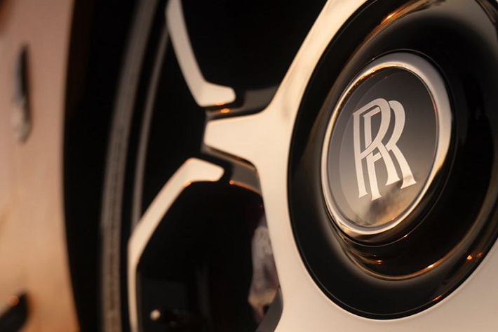 Đúng như tên gọi “Capella”, chiếc SUV siêu sang Rolls-Royce Cullinan độc đáo này mang trên mình màu sắc vàng tươi đầy nổi bật, kết hợp với đó chính là những chi tiết chrome trên phần ngoại thất của xe đã được chuyển sang đen của phiên bản Black Badge.