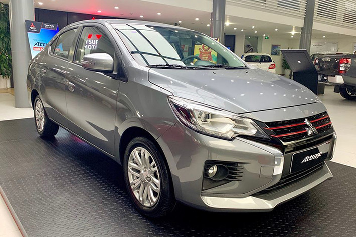 Xe sở hữu khối động cơ 3 xi lanh, dung tích 1,2 lít, có công suất cực đại 78 mã lực tại 6.000 vòng/phút, mô-men xoắn cực đại 100 Nm tại 4.000 vòng/phút, kết hợp cùng hộp số sàn 5 cấp hoặc hộp số tự động vô cấp CVT. Hệ thống an toàn trên Attrage 2020 gồm chống bó cứng phanh ABS, phân phối lực phanh điện tử EBD, cơ cấu căng đai tự động, túi khí đôi, móc ghế an toàn cho trẻ em ISO-FIX, Camera lùi,...