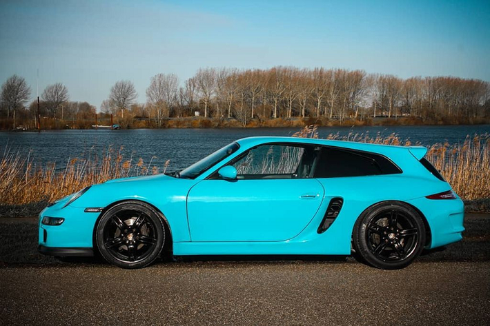 Được tái tạo bởi hãng độ Hà Lan - Van Thull Development, chiếc xe hatchback Porsche Boxster này đã trải qua một quá trình chế tác thân xe (coachbuilding) và hoàn thiện theo phong cách ‘Shooting brake’, một kiểu xe hơi với phần đuôi dài, chuyên sử dụng để đi săn từ những năm 1890.