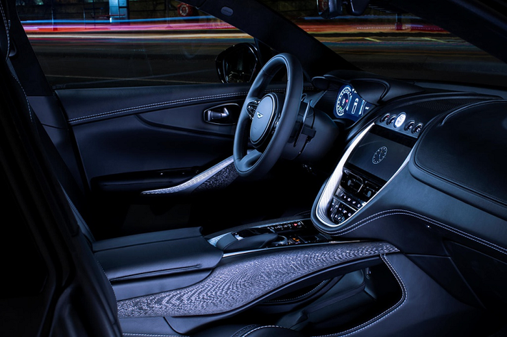 Khoang lái Aston Martin DBX mang màu đen chủ đạo với nội thất bọc da Obsidian Black kết hợp với chi tiết sáng màu mang họa tiết kim cương.