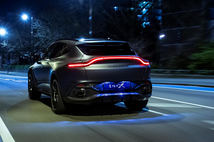 Aston Martin sẽ mang tới Geneva Motor Show 2020 phiên bản DBX cá nhân hóa do bộ phận Q thực hiện. Khách hàng có thể chọn một trong 3 gói cá nhân hóa, gồm Commission, Collection, và Accessories.