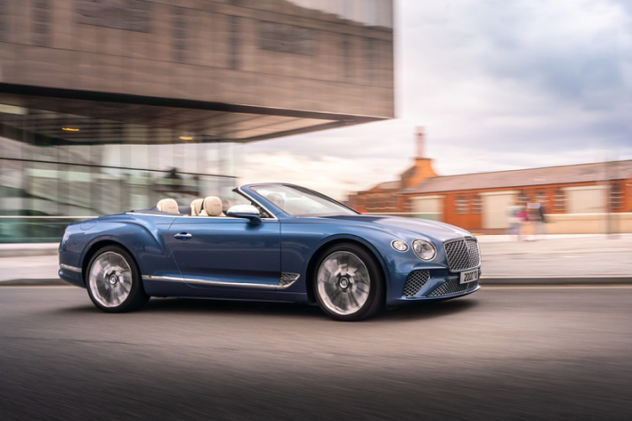 Để tăng sự sang trọng và đẳng cấp, chìa khóa của Continental GTC Convertible Mulliner được bọc da thủ công với chất liệu giống bên trong khoang lái. Giá xe Continental GTC Convertible Mulliner phiên bản đặc biệt này vẫn chưa được Bentley công bố.