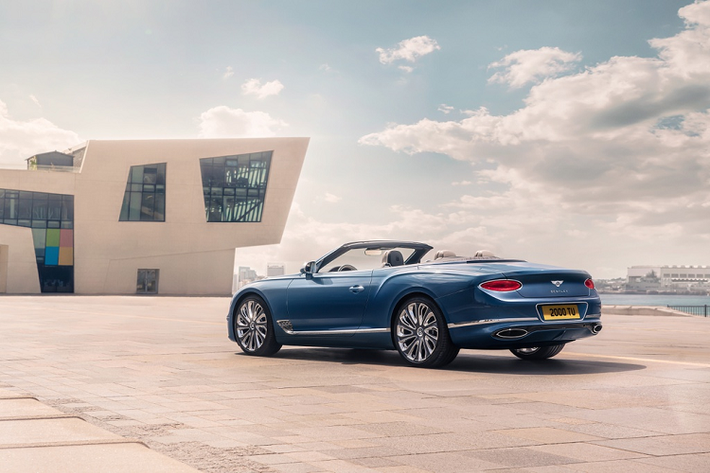 Thiết kế ngoại thất của Bentley Continental GTC Convertible Mulliner mới nổi bật với hệ thống lưới tản nhiệt hình kim cương được Bentley đặt tên là Double Diamond, cùng với đó là bộ mâm 22 inch đa chấu mang thiết kế hoàn toàn mới của Bentley.
