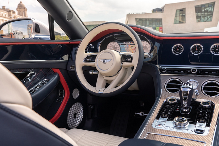 Bentley trang bị cho Continental GTC Convertible Mulliner 2 tùy chọn động cơ là V8 hoặc W12. Động cơ V8 tăng áp kép 4.0L cho khả năng tăng tốc 0-96 km/h trong 4 giây và tốc độ tối đa 318 km/h, trong khi động cơ W12 tăng áp kép 6.0L mất 3,7 giây để tăng tốc 0-96 km/h trước khi đạt tốc độ tối đa 333 km/h.