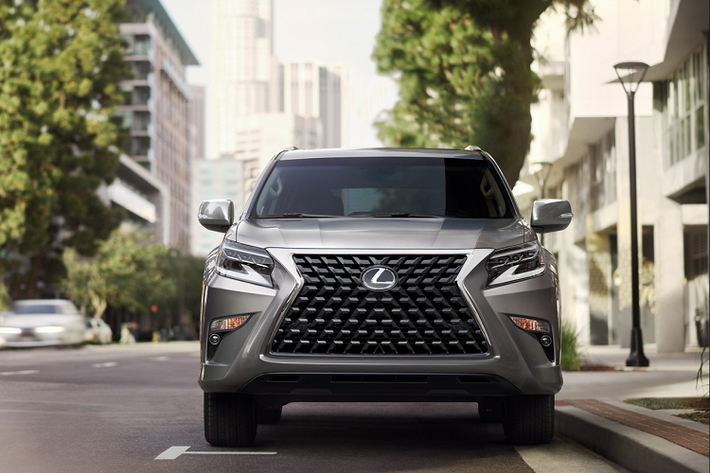 Cụ thể, mẫu xe Lexus GX 460 2021 mới phiên bản Premium Plus được trang bị hệ thống dẫn đường mới, hệ thống âm thanh cao cấp của Mark Levinson, và hàng ghế thứ 3 thêm tính năng chỉnh điện.