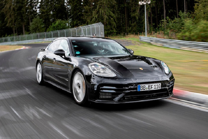Tháng trước, những hình ảnh rò rỉ của chiếc Porsche Panamera Turbo mới chạy thử nghiệm tại trường đua Nurburgring làm dấy lên tin đồn rằng Porsche đang cố gắng lập thêm một kỷ lục tại trường đua nổi tiếng nước Đức.