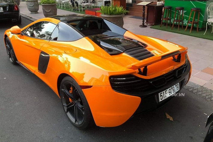 Thiết kế của McLaren 650S Spider mui trần được lấy cảm hứng từ McLaren MP4-12C với khung gầm bằng sợi carbon nguyên khối siêu bền và nhẹ. Phía trước xe là cụm đèn pha thiết kế tương tự như trên siêu xe P1 đem lại cái nhìn khỏe khoắn hơn cho xe, cụm đèn hậu chiếu sáng bằng hai dải LED khá độc đáo, cánh gió phía sau có thể điều chỉnh.
