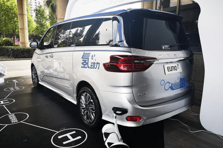 Maxus Euniq 7 FCEV là một mẫu MPV không xả khí thải với thiết kế bóng bẩy. Về cơ bản, Maxus Euniq 7 là một chiếc xe điện chạy bằng pin nhiêu liệu hydro, chế tạo dựa trên mẫu MPV Maxus G20 chạy xăng truyền thống. Trên mặt hình thức, mẫu xe mới có một số thay đổi giúp nó trông có vẻ hiện đại, tân tiến hơn và đặc biệt là các chi tiết màu xanh lam thể hiện rằng nó là một phương tiện thân thiện môi trường.