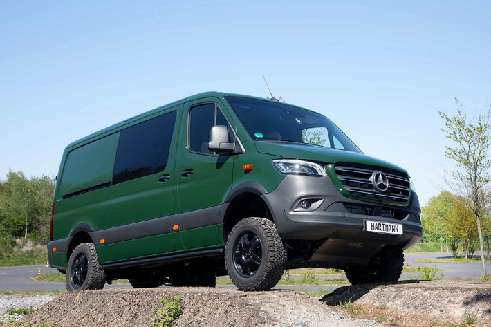 Mercedes Sprinter tại Việt Nam là đối thủ truyền kiếp của mẫu xe Ford Transit. Tuy nhiên hiện tại mẫu xe MPV của Đức đang phải cạnh tranh với mẫu xe gia đình mới nhất của tập đoàn Ford là Ford Tourneo.