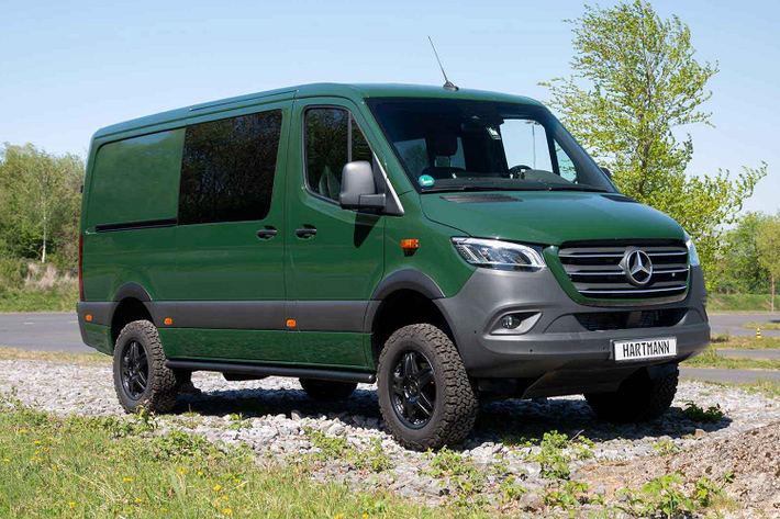 Mẫu xe MPV Mercedes Sprinter là một trong những nền tảng Vans phổ biến thường được sử dụng để chế tạo Mobilehiome (nhà di động) với các trang bị như hệ thống pin đủ lớn để chạy điều hòa suốt đêm hoặc nhà tắm tiện dụng bên trong.