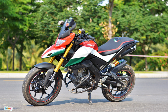 Sau một thời gian sử dụng, chủ nhân chiếc xe côn tay Yamaha TFX đã quyết định thay đổi hoàn toàn vẻ bên ngoài của xe thành một chiếc Ducati Hypermotard. 