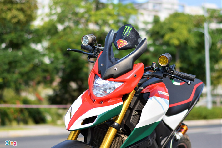 Dễ dàng nhận ra kiểu dáng cào cào của dòng xe địa hình Ducati Hypermotard nhờ phần mũi nhọn và vuốt dài ở phía trước. Theo chia sẻ của chủ xe, phần đầu đèn phía trước có giá khoảng 2 triệu đồng.