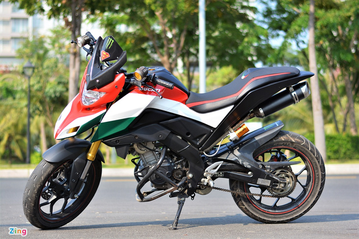 Hệ thống phanh vẫn được giữ nguyên như trên chiếc Yamaha TFX tiêu chuẩn. Anh Đinh Anh Dũng, chủ nhân chiếc xe cho biết, điều khó khăn nhất khi thực hiện bản độ này là vấn đề thời gian, nhiều chi tiết độ không có sẵn nên phải đặt hàng và chờ đợi vài tuần.