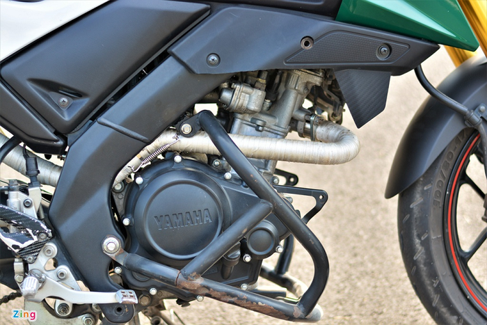 Ống xả Yamaha TFX độ Ducati Hypermotard được di chuyển xuống dưới yên xe giúp cho phần đuôi trông thể thao hơn. Hệ thống ống xả này đến từ thương hiệu Arrow và có giá bán 5 triệu đồng. Phần cổ ống xả cũng được thiết kế lại với chi phí gần 1,5 triệu đồng.