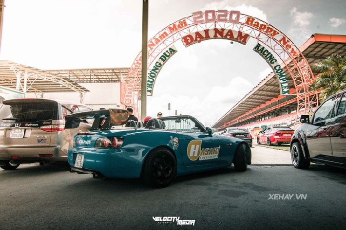 Về chiếc Honda S2000 hàng hiếm trong bài, trước khi về tay chủ nhân hiện tại xe thuộc sở hữu của một garage độ xe có tiếng tại Sài Gòn và được sơn màu đỏ. Bây giờ, chiếc xe thể thao đã đổi sang bộ cánh màu xanh dương và độ thêm một số "đồ chơi" như cản trước với các lỗ thông gió mới giúp tăng cường làm mát động cơ.