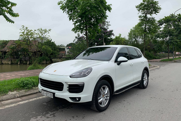 Porsche Cayenne đời 2015 là một sự tổng hòa giữa kiểu dáng của SUV, nội thất của một chiếc sedan và một cảm giác lái của một chiếc xe thể thao.