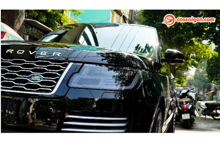 Khác với phiên bản Tiêu Chuẩn Standard Wheelbase (SWB) có chiều dài cơ sở 2.922mm, phiên bản Trục cơ sở dài - Long Wheelbase (LWB) này có chiều dài sở sở 3.122mm, tức dài hơn 200mm so với phiên bản Tiêu chuẩn đem lại nội thất rộng rãi hơn.