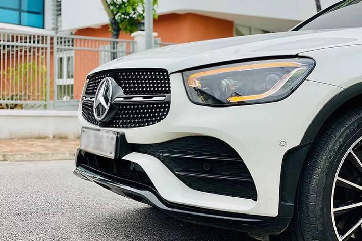 Có thể nói, đây là một trong những chiếc GLC 300 nhập khẩu hiếm hoi đang được rao bán trên thị trường, chiếc GLC 300 này sẵn sàng “về nhà mới” bất chấp giá cao, nếu may mắn tìm được chủ nhân chịu chơi.
