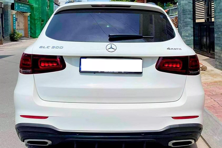 Mercedes-Benz GLC 300 2020 mới nhập Đức có nhiều trang bị độc đáo và khác biệt hơn so với phiên bản lắp ráp trong nước sắp như ngoại thất đã có sẵn gói trang trí “AMG Line” và gói “Night Package” đi kèm với mâm xe AMG 20 inch. “Dàn chân” dùng mâm 20 inch của GLC 300 4Matic facelift nhập khẩu là chi tiết giúp dễ dàng phân biệt so với phiên bản lắp ráp dùng mâm 5 chấu (19 inch).