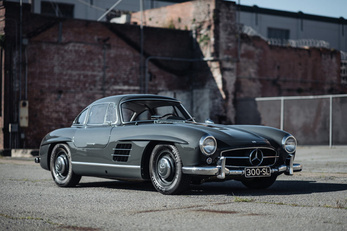 Cho đến ngày nay, Mercedes-Benz vẫn là thương hiệu ô tô duy nhất mang tên người phụ nữ. Kể từ ngày chiếc xe hơi đầu tiên mang tên Mercedes, tính đến nay, tên gọi này đã tồn tại được 120 năm, đồng hành cùng bao thăng trầm của thương hiệu và vẫn đứng vững, gắn bó trên con đường phát triển của Mercedes-Benz.