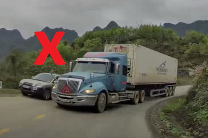 Một điều đặc biệt lưu ý, khi vượt xe container, xe tải, bạn phải vững tay lái và nên dứt khoát. Trước khi vượt, bạn cần chú ý quan sát xung quanh thật kỹ lưỡng để tránh trường hợp tự đưa mình vào tình thế “tiến thoái lưỡng nan”. Ngoài đèn tín hiệu (xi nhan), bạn nên nháy đèn pha/cos hoặc còi để báo hiệu với tài xế xe container.