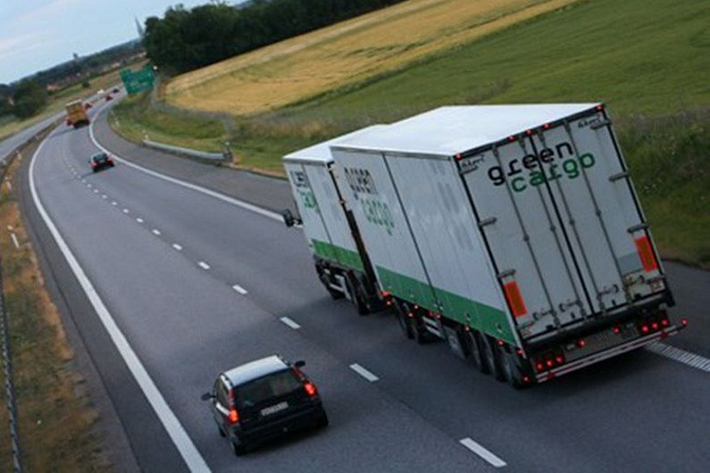 Chạy sát xe container và xe tải cũng là một mạo hiểm vô cùng lớn. Đây cũng là nguyên nhân dẫn đến nhiều vụ tai nạn không mong muốn. Bởi trọng lượng và chiều dài của các xe container, xe tải là rất lớn. Trong trường hợp, xe container đánh lái tránh vật cản hoặc gặp sự cố khi đi trên đường khiến xe bị lật nghiêng, hậu quả sẽ rất khó lường.