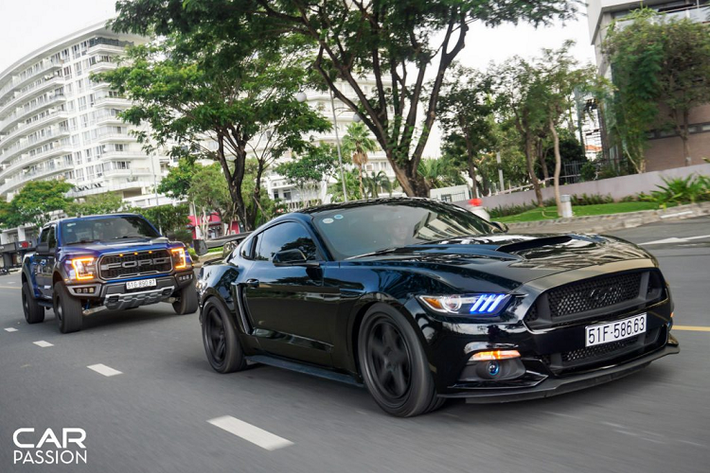 Được biết, chiếc bán tải cỡ lớn này thực chất là mẫu F-150 Raptor đầu tiên cập bến Việt Nam. Bên cạnh những trang bị tiêu chuẩn, xe được đặt hàng với một số tùy chọn như bộ tem trang trí tên xe trên hốc bánh sau, ốp nhựa nắp thùng, bậc lên xuống thùng chở hàng và cửa sổ trời toàn cảnh.