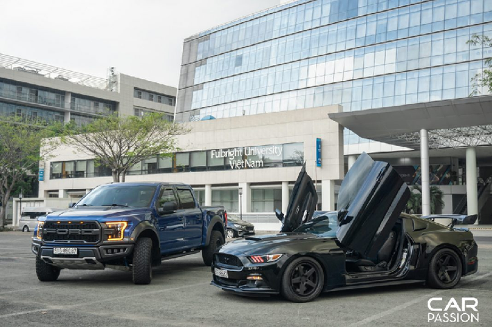 Chưa dừng lại ở đó, chiếc Mustang này khá đặc biệt, xe thuộc thế hệ thứ 6 và là một trong những chiếc Mustang GT hiếm hoi tại Việt Nam. Bên cạnh lớp sơn đen mạnh mẽ, xe còn được nâng cấp với hàng loạt những món đồ chơi hàng hiệu. Cụ thể, hệ thống giảm xóc trên xe đã được độ lại bằng chi tiết mới, giúp cho trọng tâm của xe thấp hơn. Cụm đèn chiếu sáng nguyên bản được nâng cấp với đèn LED ban ngày có thể thay đổi 64 màu khác nhau.