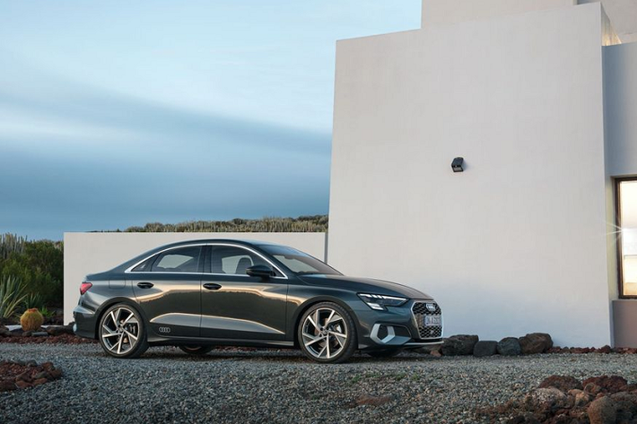 Về động cơ dầu, A3 sẽ sử dụng khối máy 2.0 lít TDI Turbo với lượng công suất tương đương, 148 mã. Đi kèm với phiên bản này là hộp số S tronic 7 cấp.