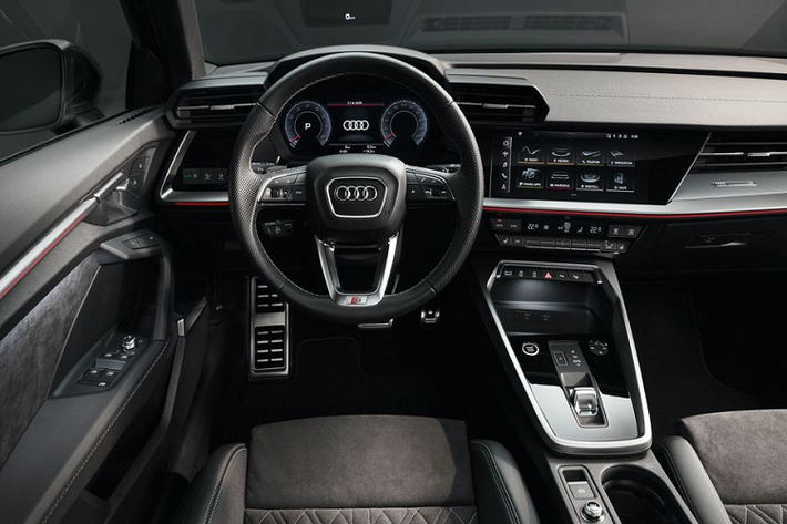 Về thiết kế ngoại thất, hai phiên bản Sedan và Sportback giống nhau tới 99%, ngoại trừ kiểu thiết kế đuôi. Theo nhà sản xuất công bố, A3 Sedan dài hơn người anh em Hatchback một khoảng 150 mm, mang tới ngoại hình có phần thanh lịch hơn đồng thời nâng cao tính khí động học.