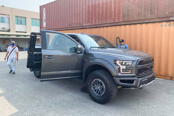 Cabin Ford F-150 Raptor cung cấp chỗ ngồi rộng rãi cho 5 người lớn. Ghế trước có thể điều chỉnh điện 8 hướng dành cho người lái. Trang bị bộ ghế thể thao hàng hiệu Recaro mới kết hợp da và vải Alcantara với đường chỉ khâu nổi bật lấy cảm hứng từ siêu xe Ford GT cao cấp, trang trí bằng sợi carbon...