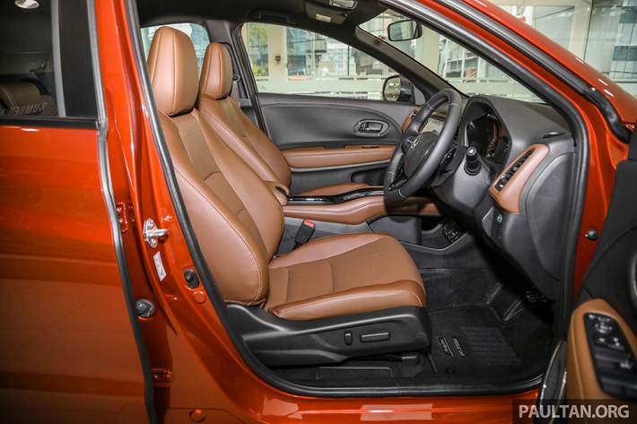 Không gian rộng rãi là ưu điểm chính của Honda HR-V nói chung. Xe có kích thước tổng thể dài x rộng x cao lần lượt 4.334 x 1.772 x 1.605 mm cùng chiều dài cơ sở 2.610 mm.