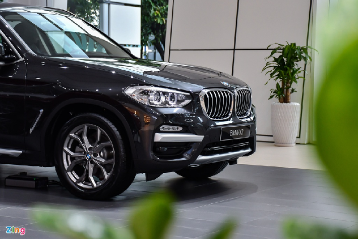Nằm trong dải sản phẩm X Series của hãng xe Đức, BMW X3 nói chung và phiên bản X3 xDrive30i xLine nói riêng sở hữu phong cách mạnh mẽ và nam tính. Mẫu SAV (Sports Activity Vehicle - xe thể thao đa dụng) có các đường gân dập nổi xuất hiện ở khắp ngoại thất, từ phần đầu, nắp ca-pô, 2 bên hông cho đến đuôi xe.