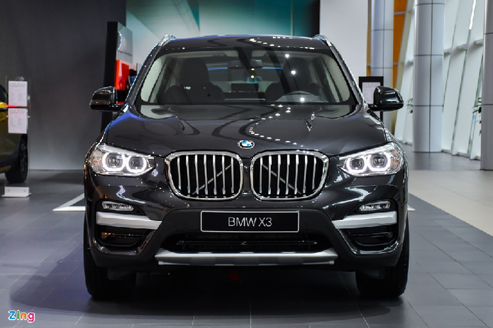 Diện mạo BMW X3 xDrive30i xLine toát lên vẻ hiện đại và năng động với lưới tản nhiệt 2 quả thận cỡ lớn được viền crôm bóng kết hợp cùng cản trước cơ bắp. Điểm nhấn nổi bật trong hệ thống chiếu sáng là cụm đèn định vị Angel Eyes và 2 dải đèn sương mù LED nằm ngang.