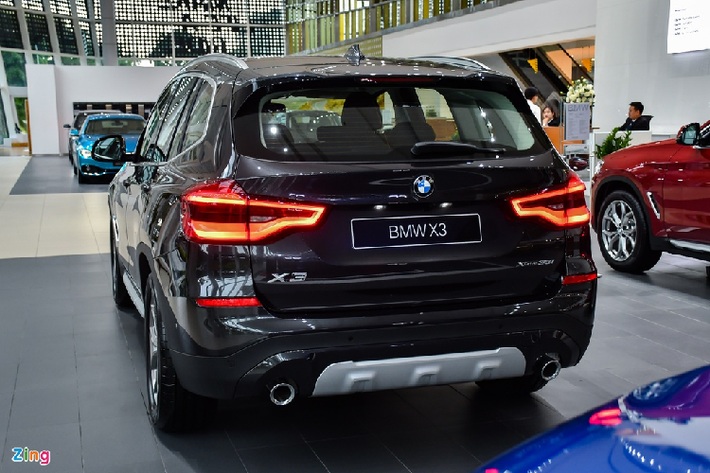Phần đuôi của 3 phiên bản BMW X3 2020 không có sự khác biệt. Mẫu xe gầm cao Đức có đèn hậu LED thiết kế sắc sảo và được tạo hiệu ứng thị giác 3D đẹp mắt. Những chi tiết góp phần tăng tính thể thao cho X3 gồm có cánh lướt gió cỡ lớn, cản sau cỡ lớn và 2 ống xả kép mạ crôm.