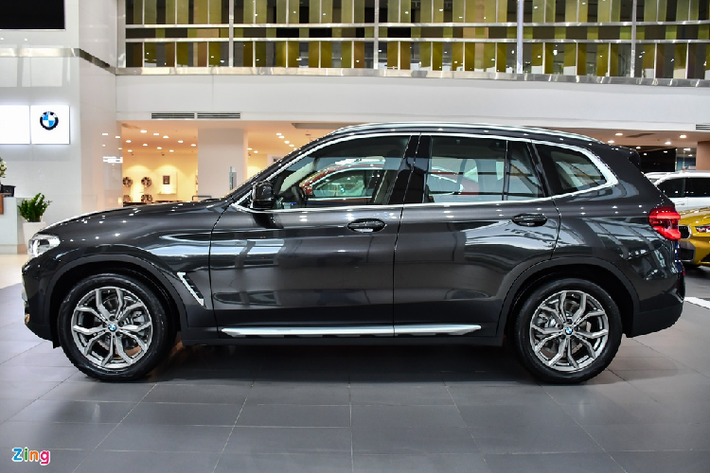Điểm giúp nhận diện nhanh xDrive30i xLine và 2 biến thể BMW X3 còn lại là bộ mâm hợp kim 19 inch tạo hình 5 chấu chữ Y, và các thanh bảo vệ màu bạc xung quanh xe tạo phong cách địa hình việt dã. Các chi tiết này giúp model X3 giá hơn 2,4 tỷ đồng trông khỏe khoắn hơn khi quan sát từ các bên.