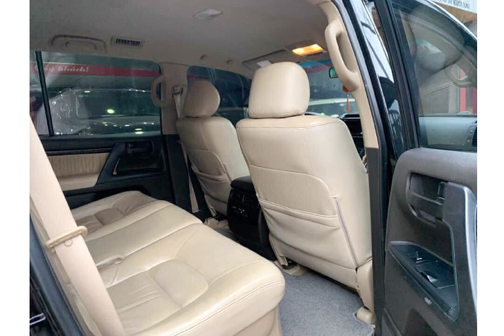 Về kiểu dáng thiết kế, Toyota Land Cruiser máy dầu mang thiết kế ngoại thất tương tự như các phiên bản máy xăng. Xe vẫn duy trì chung một kích thước (DxRxC) lần lượt: 5.170 x 1.980 x 1.930mm với các phiên bản máy xăng do cùng sử dụng chung một nền tảng khung gầm (body on frame).